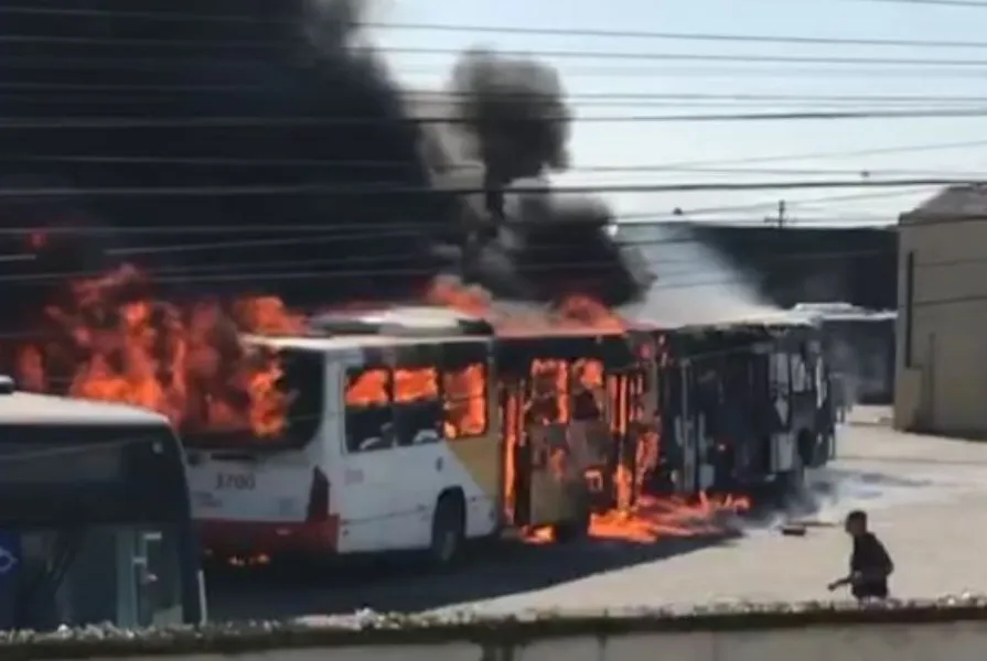 Segundo o Corpo de Bombeiros, ao menos oito ônibus foram incendiados