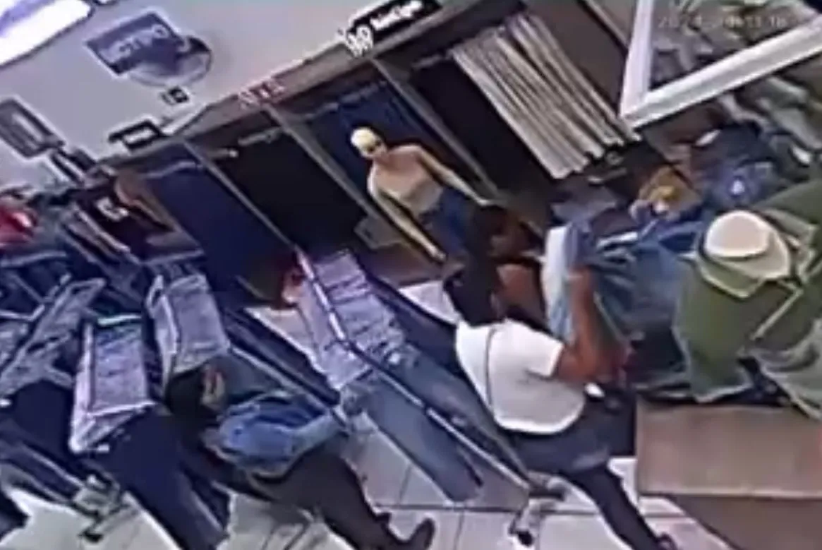 Câmeras de segurança flagraram o momento em que as três mulheres colocam as calças em uma sacola
