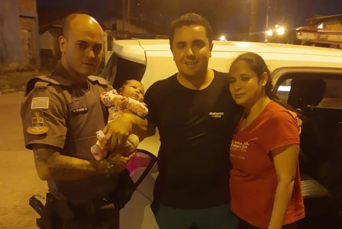 Cabo Mendes (esquerda), com a bebê Mariah, ao lado do pai, Flavio, e da mãe, Lilian Beatriz