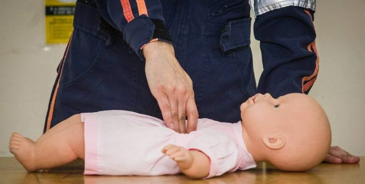  Durante a aula, a enfermeira usou uma boneca que representava um bebê para fazer demonstração  de manobras importantes 