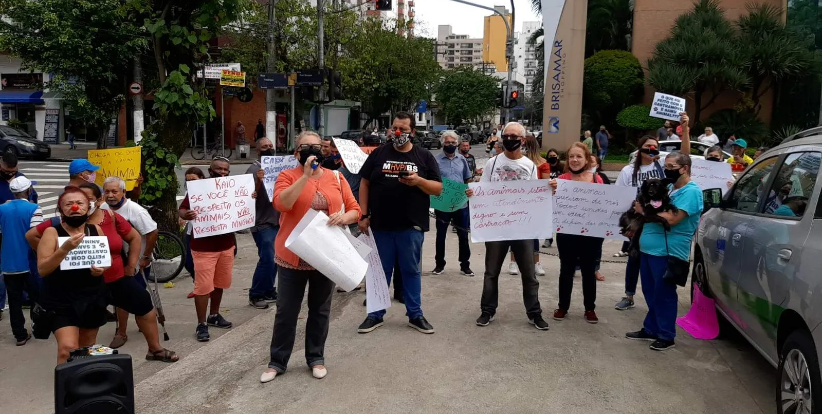  Um grupo de manifestantes esteve em frente à Prefeitura na tarde desta quarta-feira (13) 