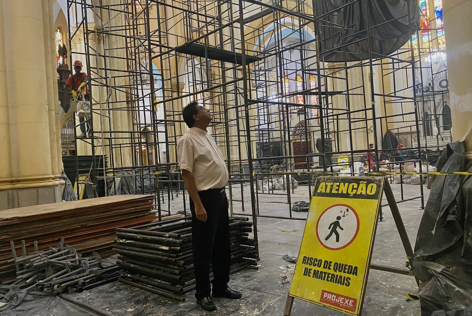 Padre José Myalil Paul acompanha o restauro. Arrecadaram-se R$ 1,4 milhão para os trabalhos de manutenção e conservação do prédio, pelos quais respondem 15 profissionais