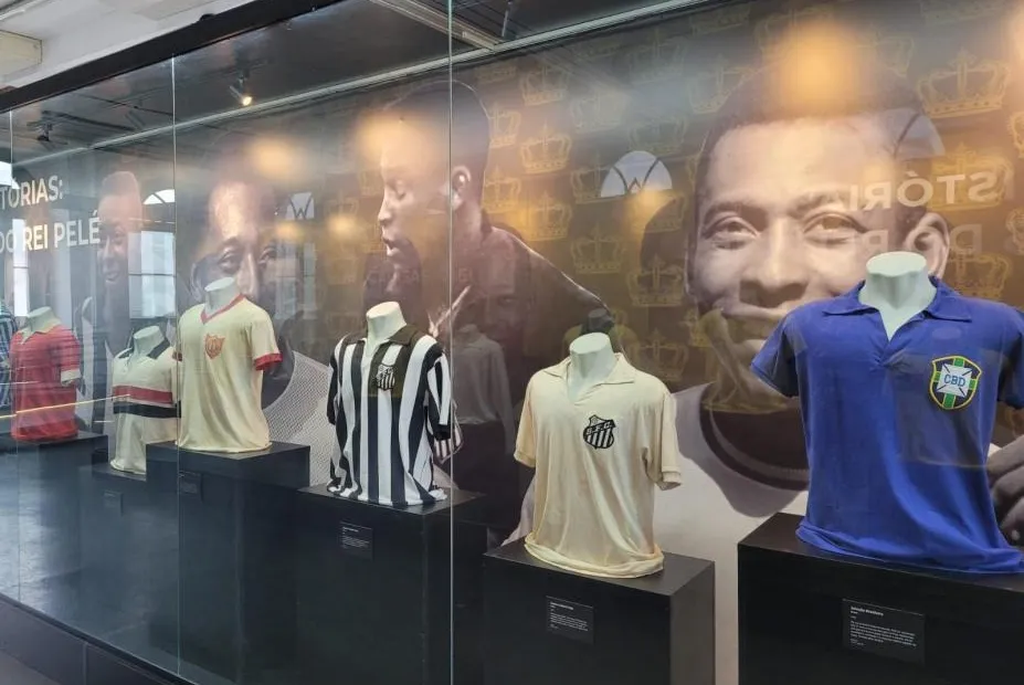 São várias camisas usadas pelo Rei do Futebol