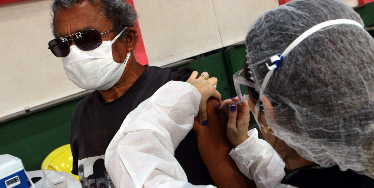    Idoso sendo vacinado na manhã desta segunda-feira (19) em Santos   