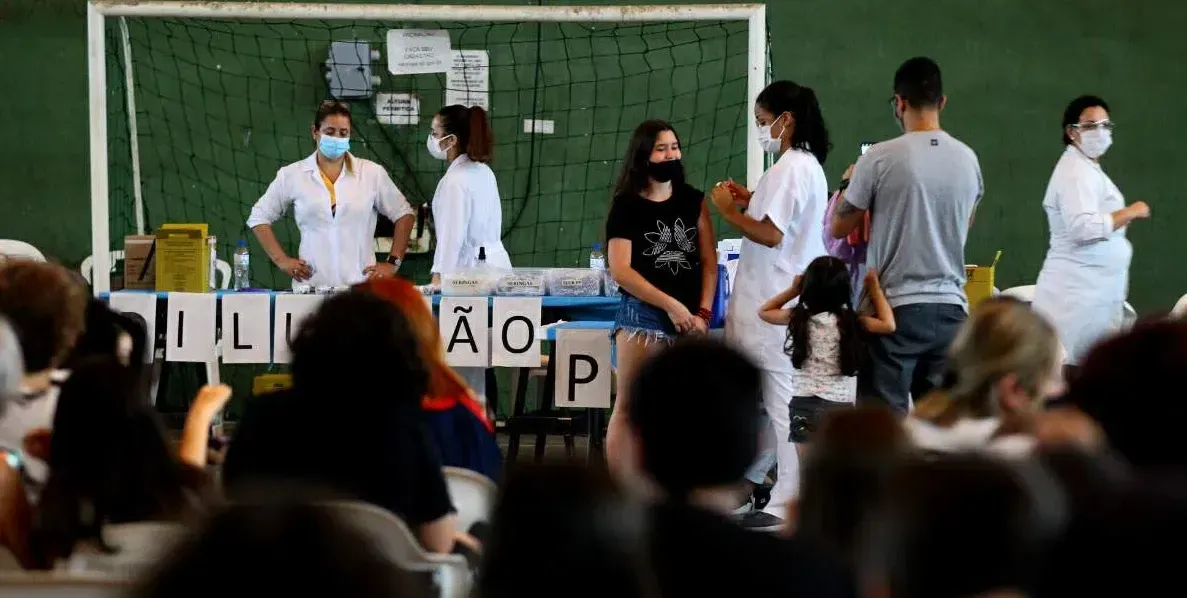  Em Santos, a imunização segue a todo vapor em diversos postos de vacinação 