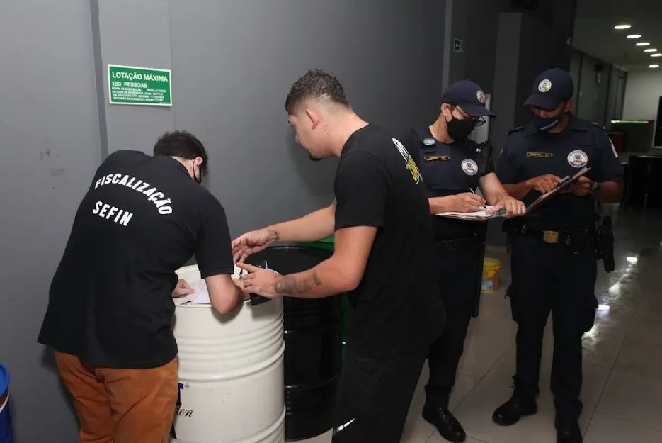 Dois bares foram intimados a encerrar suas atividades na noite da última sexta-feira (14), em Santos