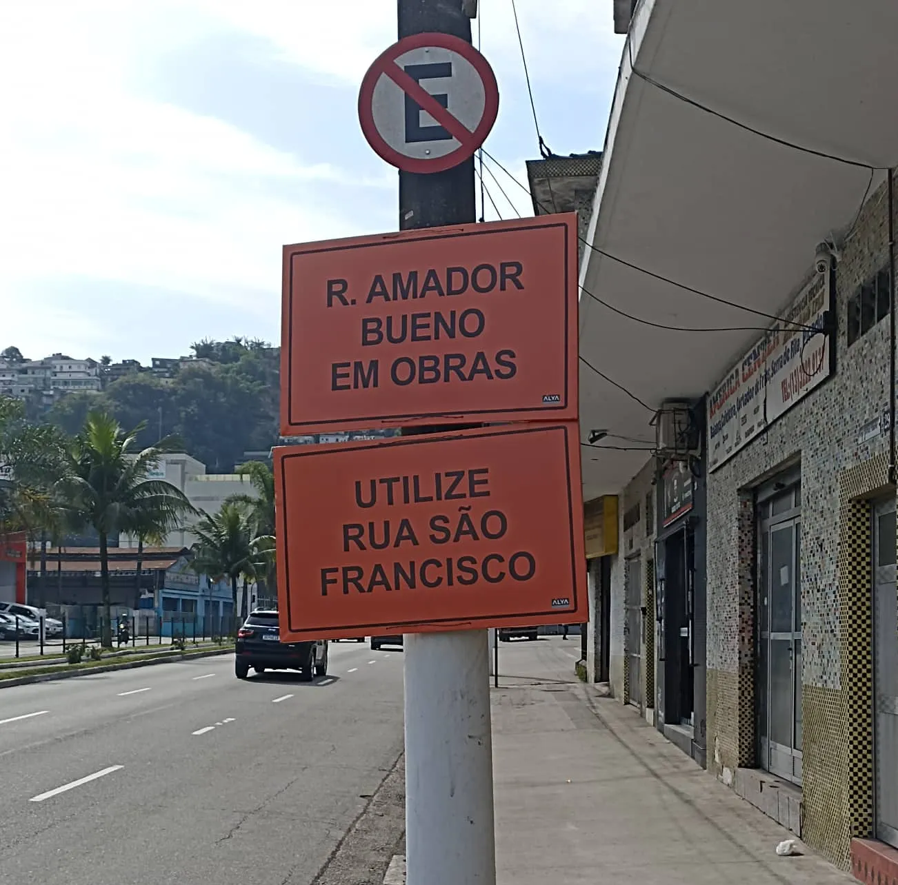 Placa alvo de colisão em Santos é relativa a obras