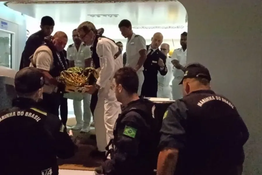 O passageiro foi resgatado ainda em alto-mar, na área de fundeio do Porto de Santos
