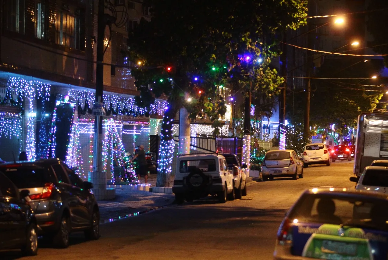 Todos os anos, a rua Roberto Sandall é totalmente decorada pelos moradores para o Natal.