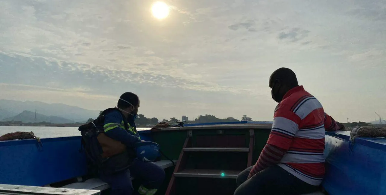   Passageiros durante travessia de Santos para Guarujá em catraias  