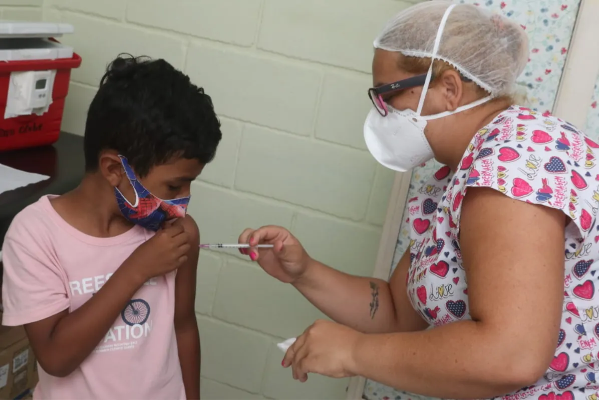 Crianças de 6 a 11 anos sem comorbidades são vacinadas contra a covid-19 em Santos