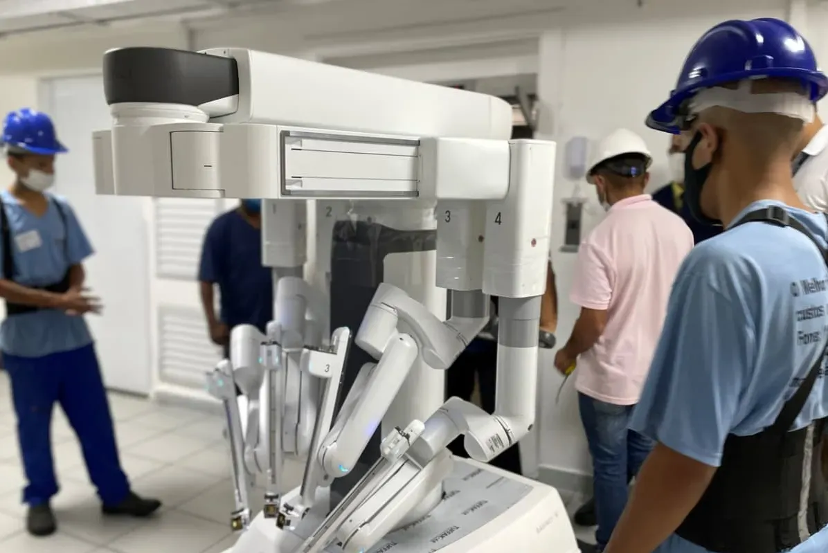 Robô é capaz de realizar cirurgias em Santos