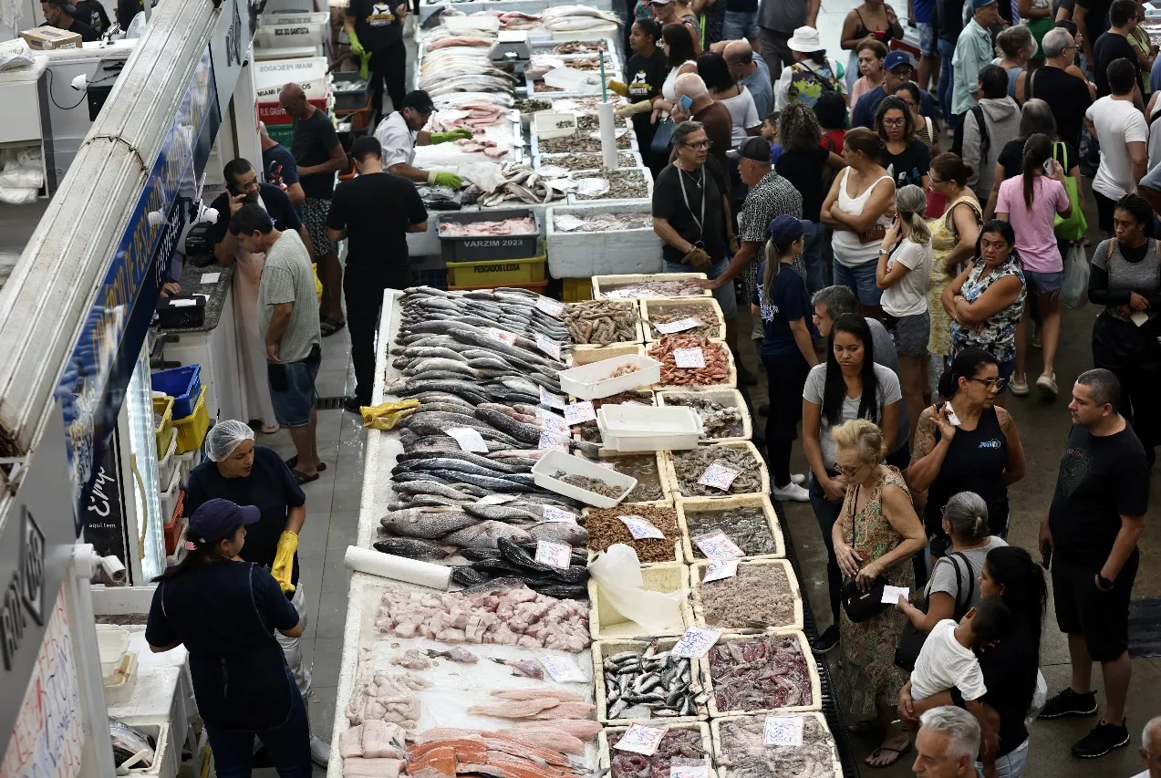 Movimento foi grande nesta quinta-feira (28), no Mercado de Peixes, na Ponta da Praia – o que deve se repetir nesta sexta (29)