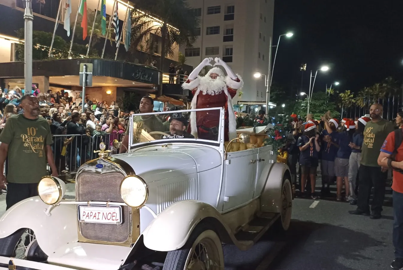 Parada de Natal atrai centenas de pessoas na noite deste domingo ao  Gonzaga, em Santos; VÍDEO