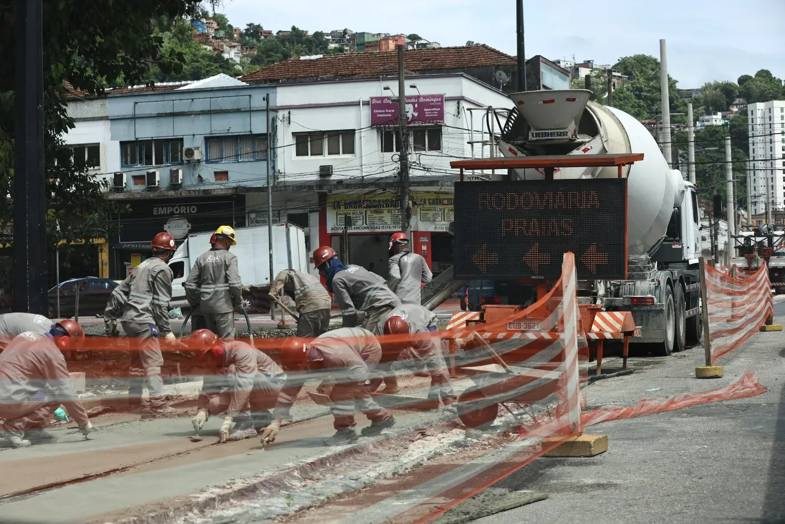 Obras da segunda fase do Veículo Leve sobre Trilhos têm demandado interdições totais ou parciais em vários bairros de Santos