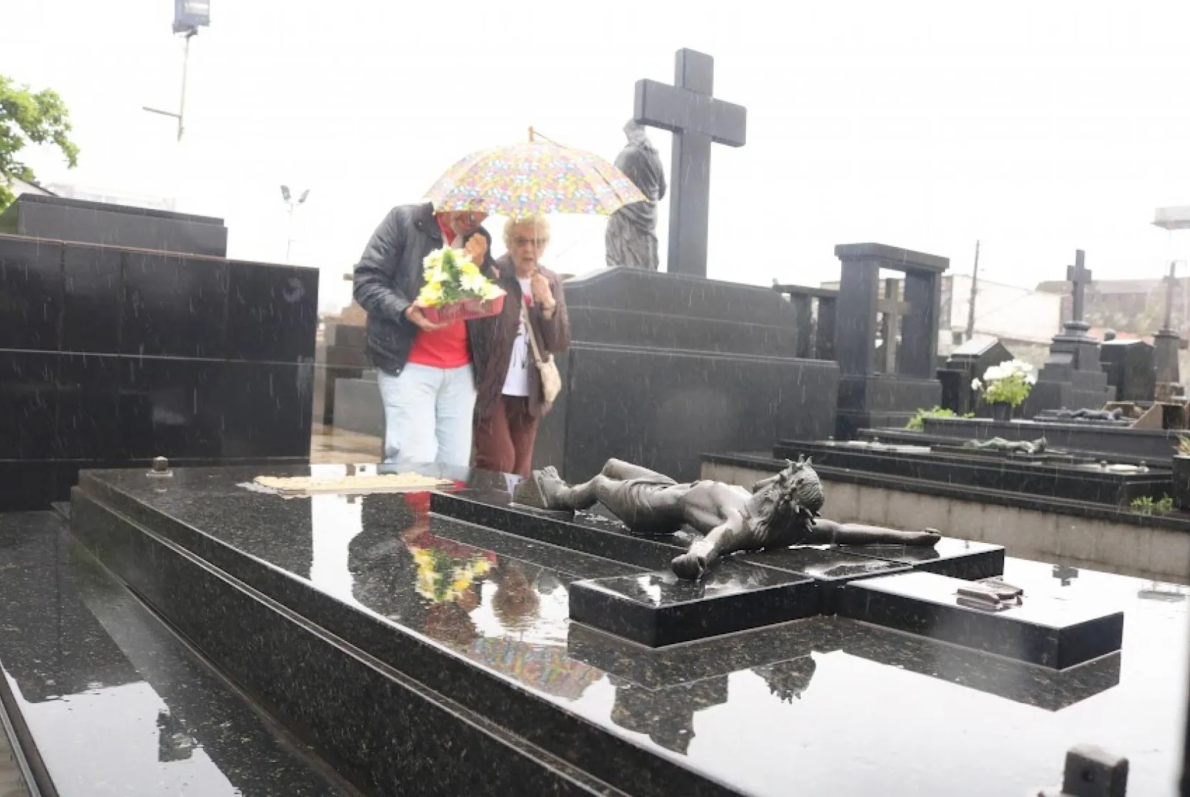 Desde cedo, várias pessoas compareceram aos cemitérios de Santos