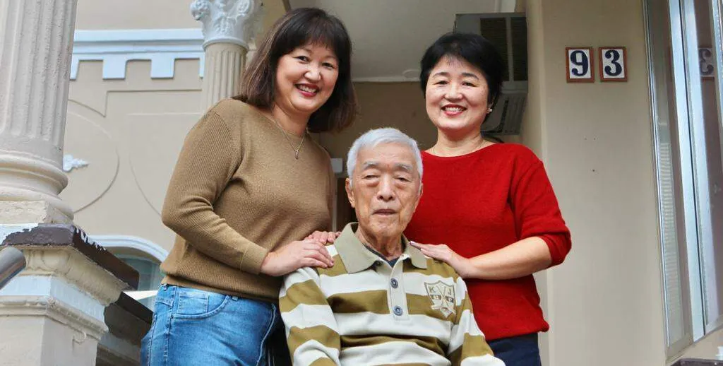    O senhor Hisakage Tanabe e suas filhas, Lika (à esquerda) e Maki.   