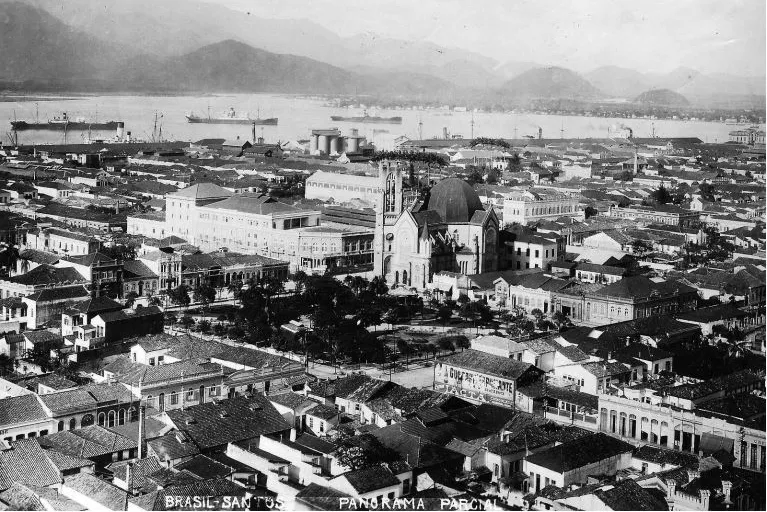 Vista aérea parcial do Centro, destacando-se a arborizada Praça José Bonifácio e prédios ainda existentes, como os da Igreja Matriz (Catedral) e o do Teatro Coliseu