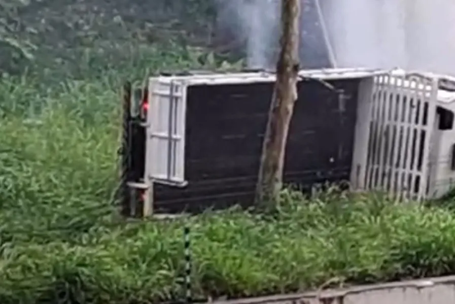 Vídeo mostra o caminhão da companhia tombado