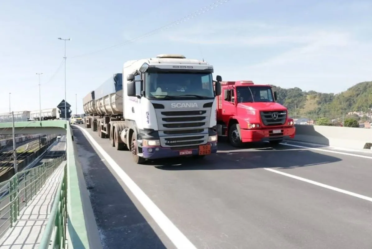 Diariamente mais de 10 mil caminhões passam pelo Porto de Santos