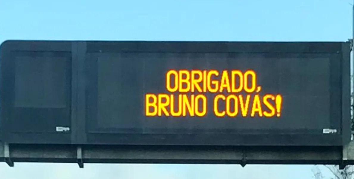   Mensagem no painel eletrônico na Via Anchieta, antes da entrada de Santos  