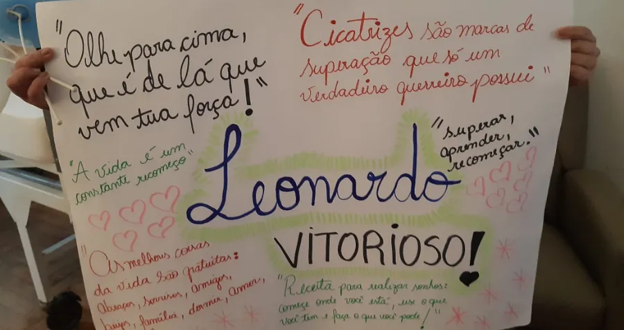    Cartazes com mensagens de apoio foram exibidos durante a saída de Leonardo do hospital   