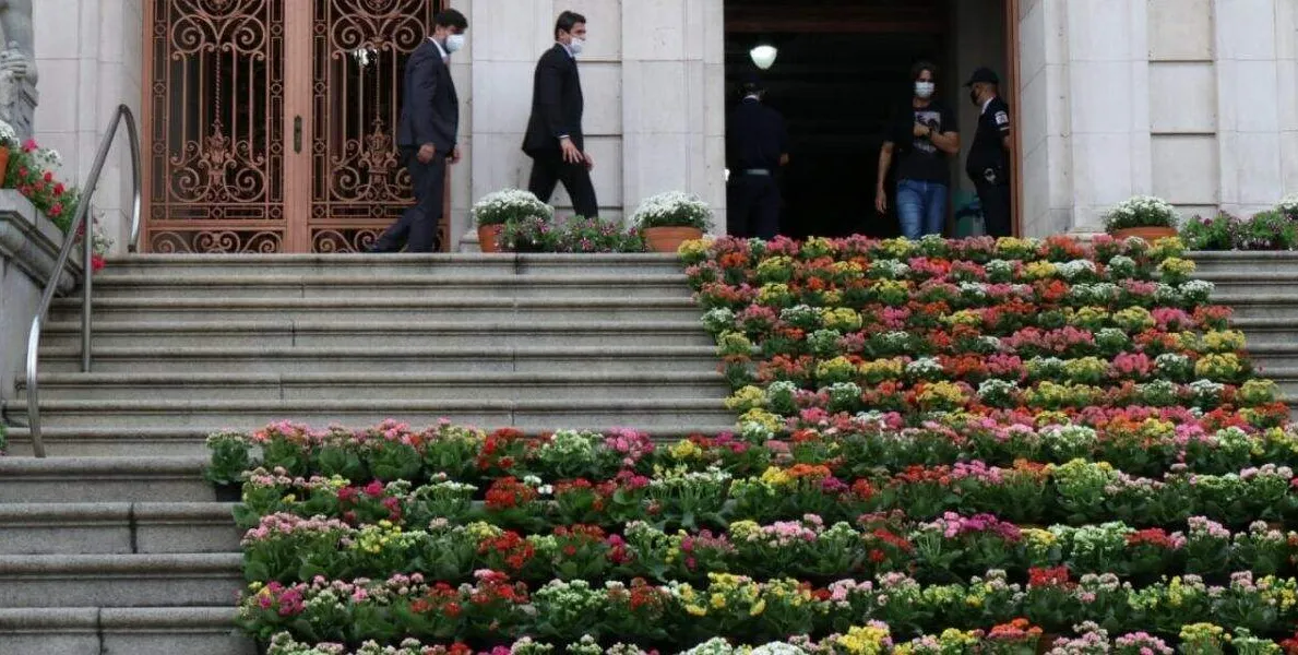  Sede da Prefeitura de Santos amanheceu colorida, com as escadarias do prédio repletas de flores 