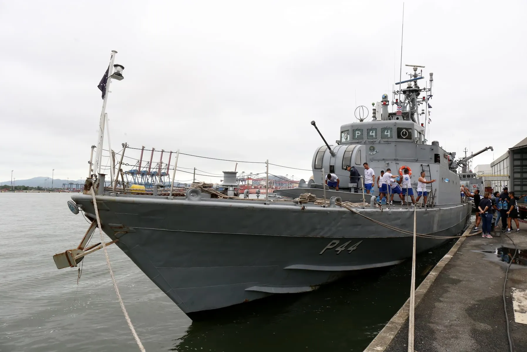O navio-patrulha Guajará partiu do Porto na segunda (20) com 40 toneladas de mantimentos