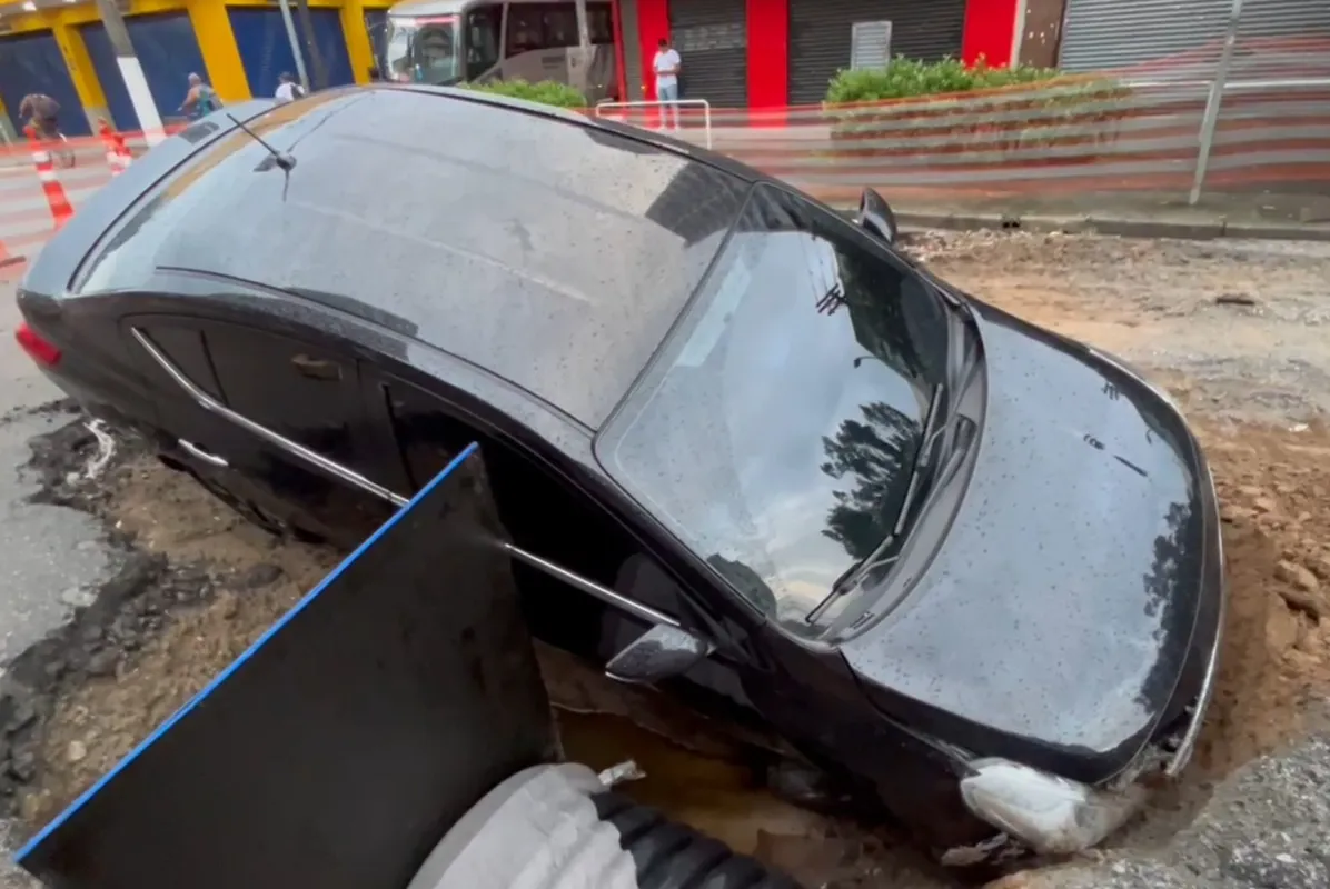 Veículo ficou preso em buraco de obra na Rua João Pessoa, no Centro de Santos