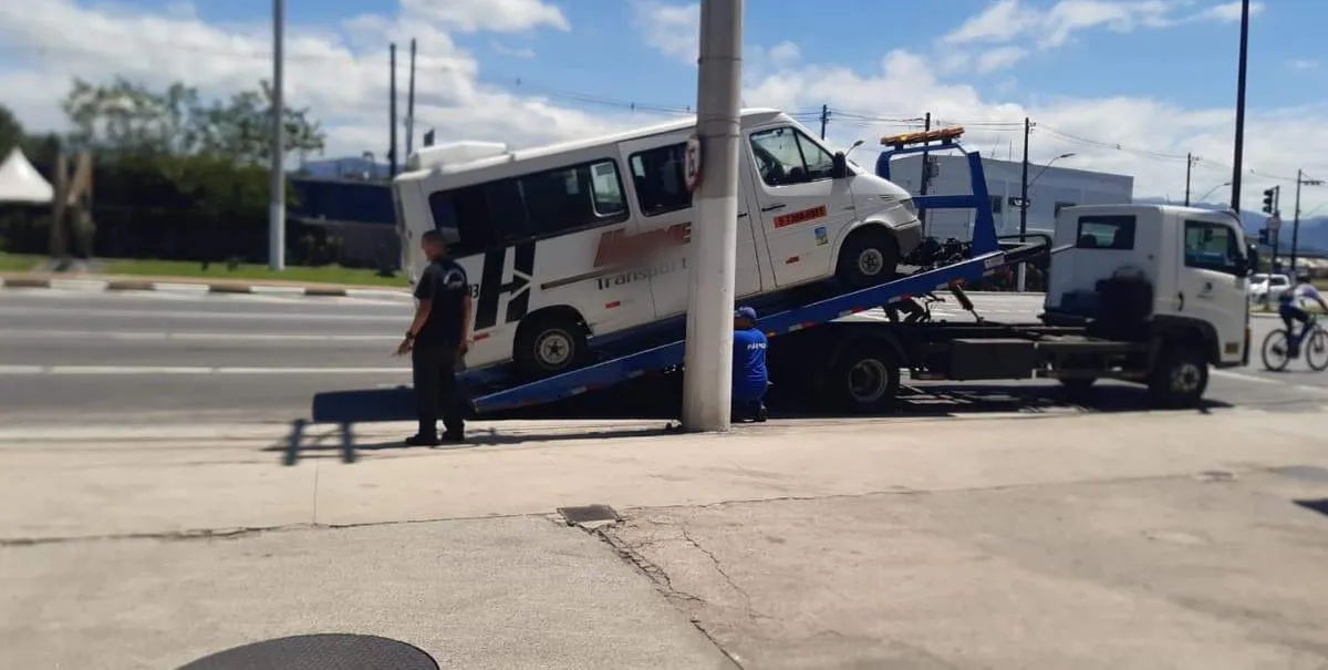  Fiscalização impede entrada de vans e ônibus em Santos 