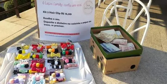  Mulher deixa artesanato para vender em mesa nas ruas de Santos e aposta na honestidade de clientes 