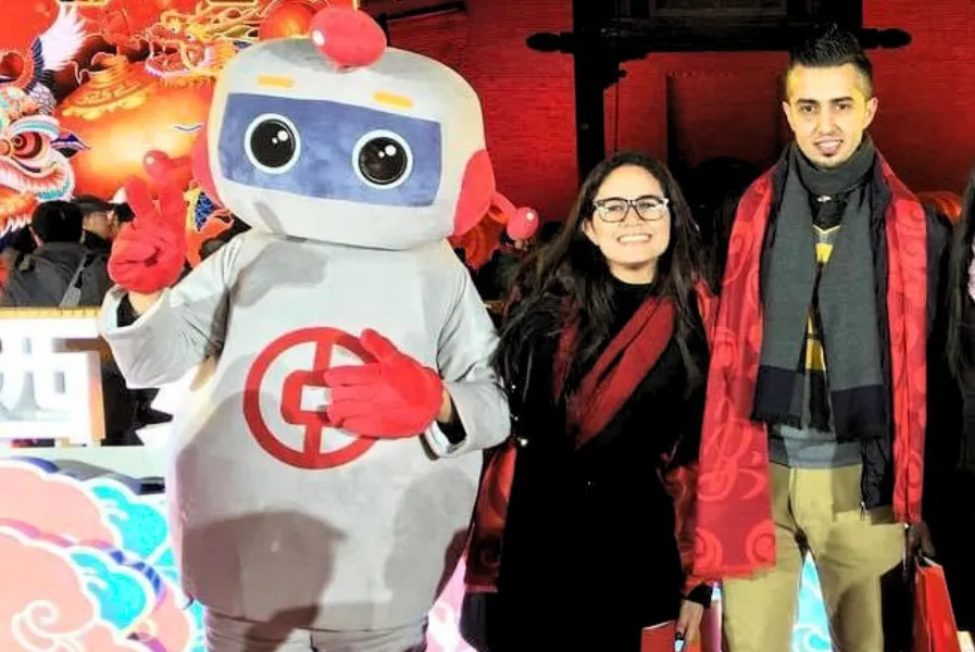 Lívia conheceu o amigo Tawfik durante uma viagem para a China, em 2019