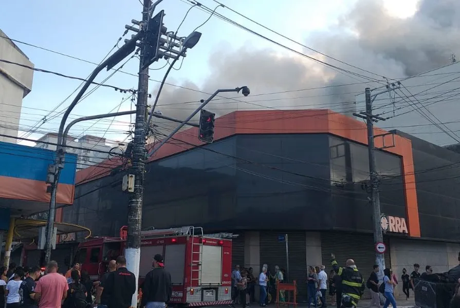 Incêndio de grandes proporções atinge a unidade da Lojas Marisa no Centro de São Vicente