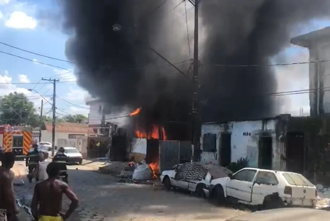 Incêndio aconteceu na manhã desta segunda-feira na Rua São Cristóvão, em São Vicente