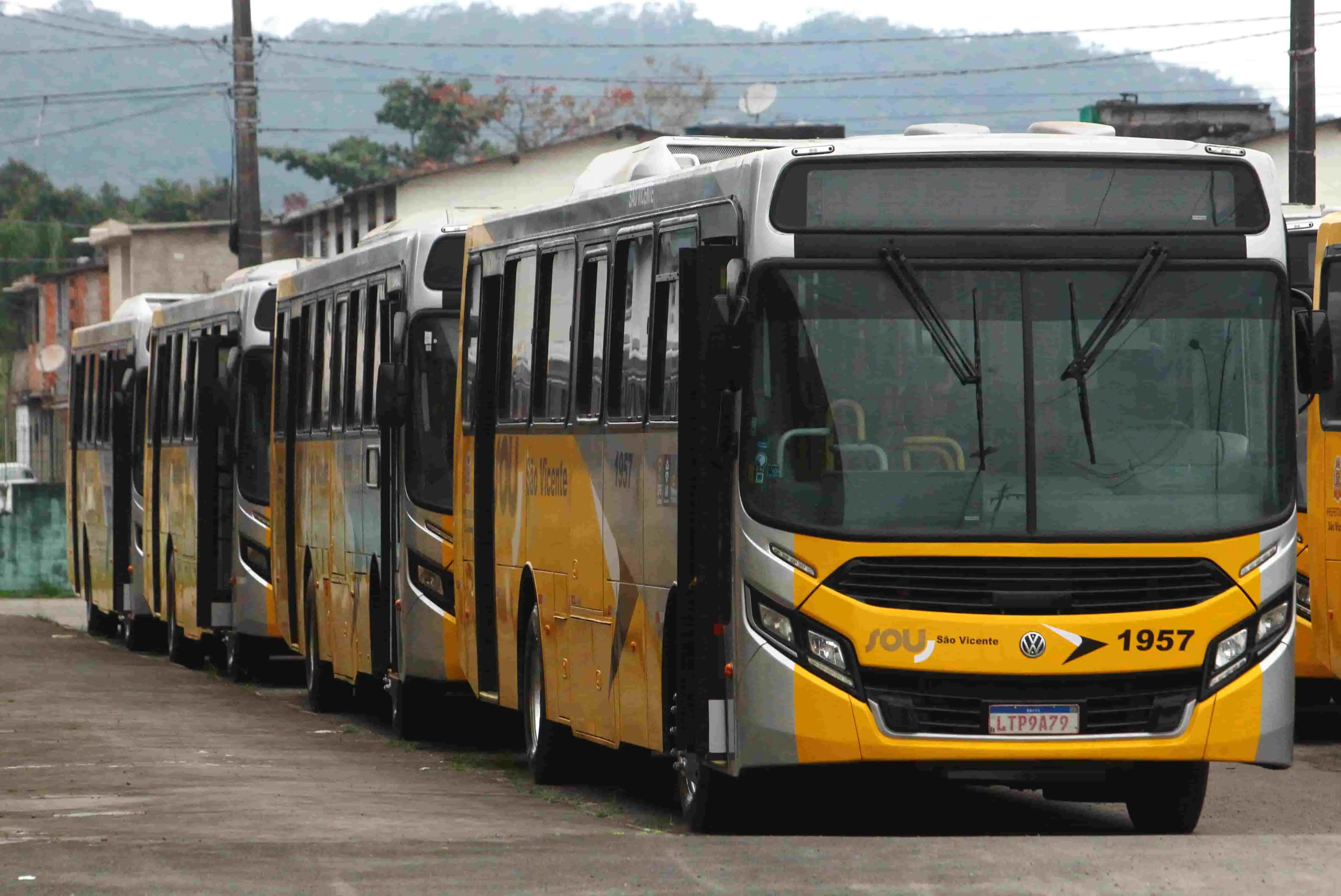 Frota de ônibus para operar o transporte público de São Vicente começou a chegar na quarta (27)