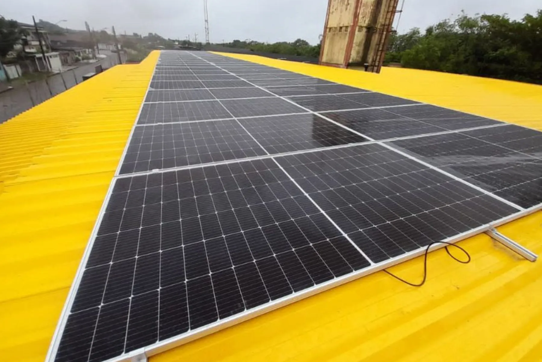 Composto por painéis solares de potência mínima 450W cada, o sistema possui eficiência energética de 20,6%