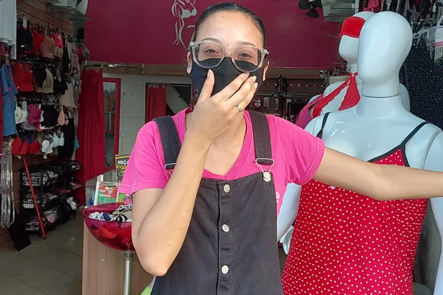 Lavinia Santana trabalha em loja perto do incêndio e usou máscara para se proteger da fumaça
