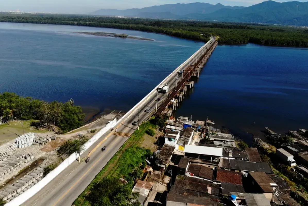 Acidente entre motos ocorreu na Ponte dos Barreiros nesta quarta (17), em São Vicente