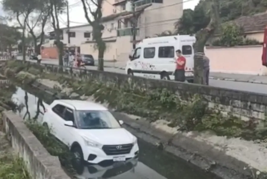 O carro caiu no canal de São Vicente