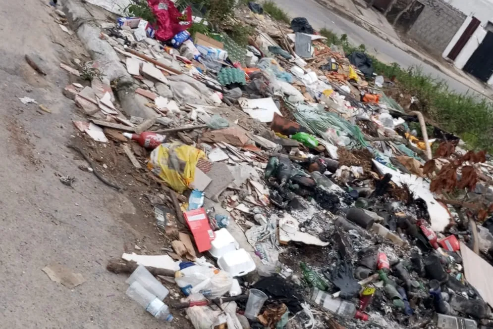 Lixo se acumula em terreno de São Vicente e preocupa moradores da região