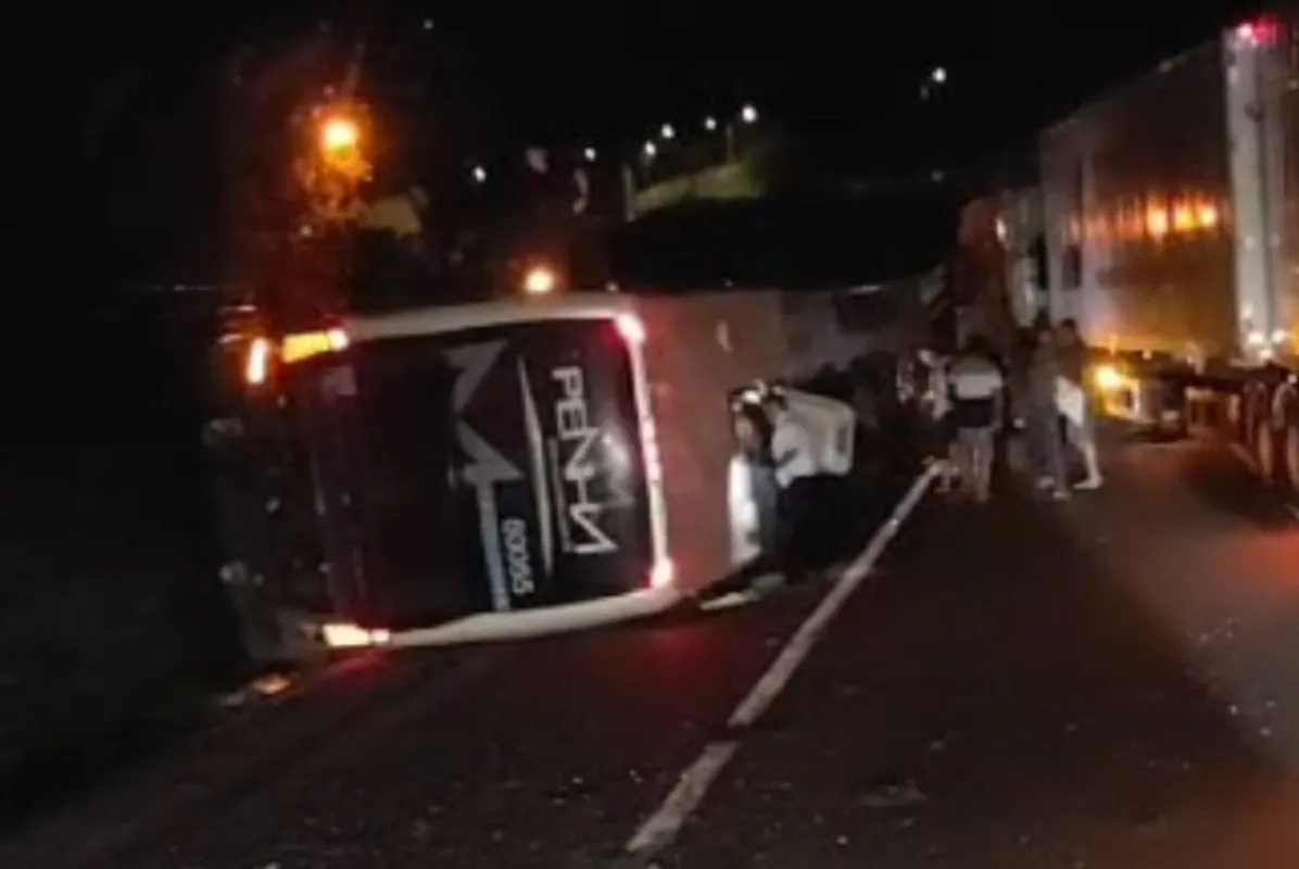 Ônibus levava 40 passageiros e seguia no sentido Curitiba quando acidente aconteceu