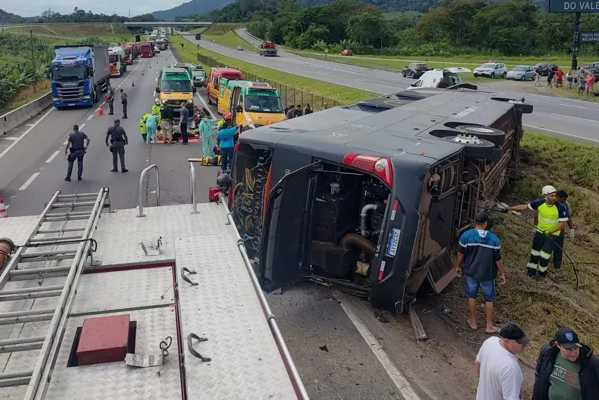 Acidente com ônibus da dupla sertaneja aconteceu na Rodovia Régis Bittencourt e deixou seis mortos