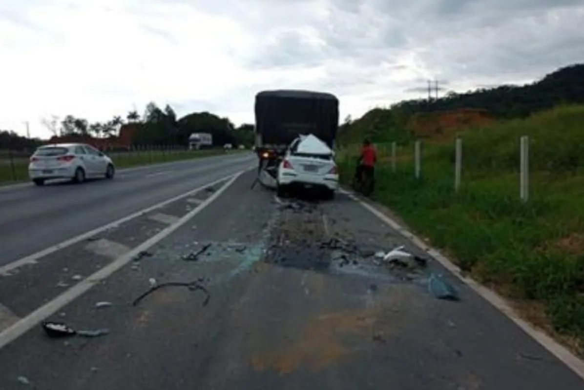 Motorista bate em carreta e morre em rodovia
