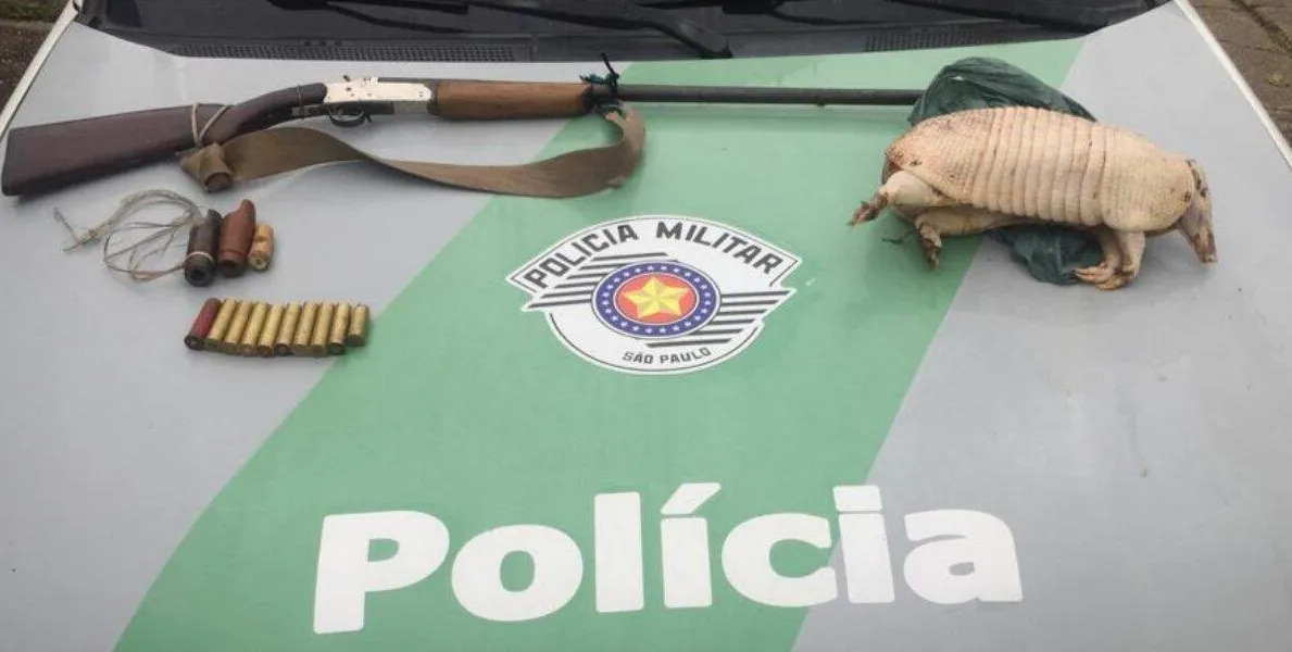  Os agentes policiais encontraram além do tatu, uma espingarda com munição, cartuchos e acessórios de caça 
