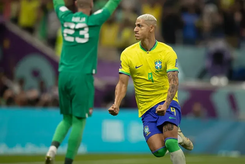 Richarlison decidiu para o Brasil diante da Sérvia na estreia da Copa