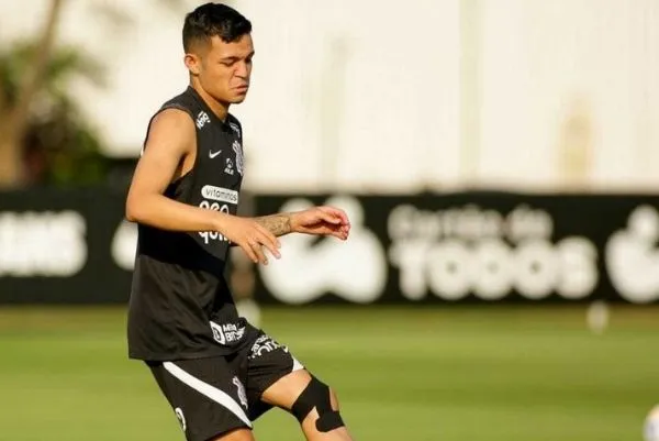 Adson estende vínculo com Corinthians por mais um ano