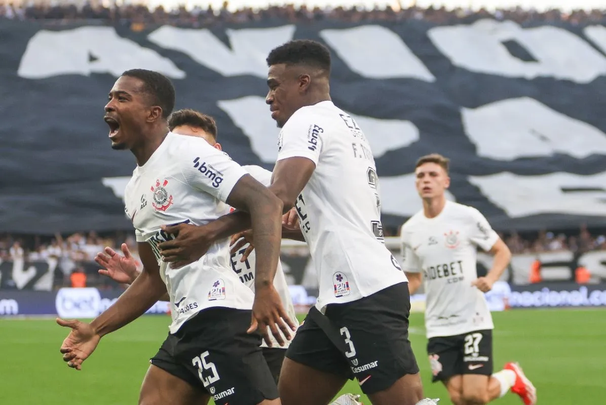 Cacá, do Corinthians, comemora após marcar contra o Fluminense, neste domingo (28)