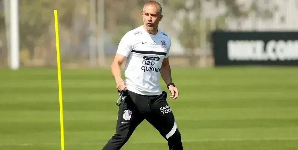  Meia Renato Augusto rasgou elogios ao técnico Sylvinho, do Corinthians 
