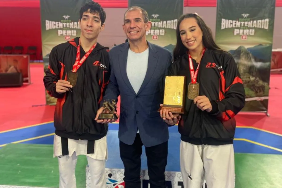 Atletas voltam para o litoral de São Paulo com medalha de ouro, conquistada no campeonato Open Bicentenario del Peru de Taekwondo