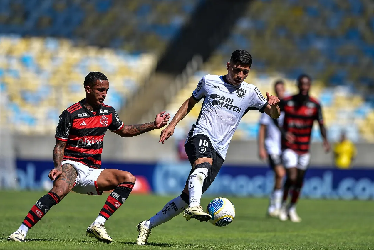 Savarino, jogador do Botafogo, durante partida contra o Flamengo neste domingo (28)